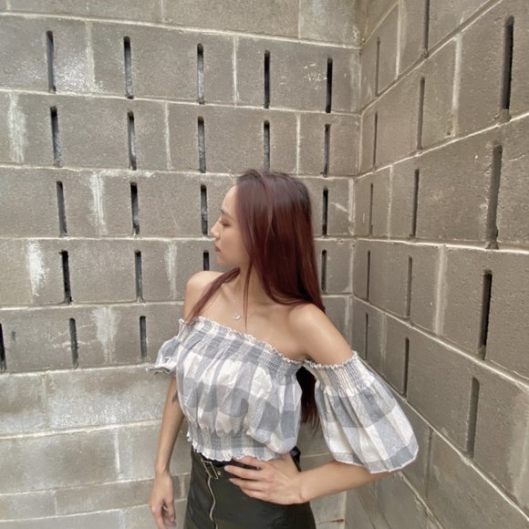 Off-the Shoulder Top - Picture 4 of 5